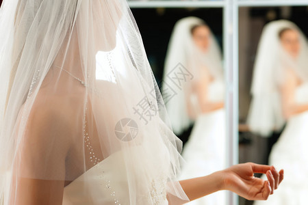 在婚纱服装店的新娘她选择了图片
