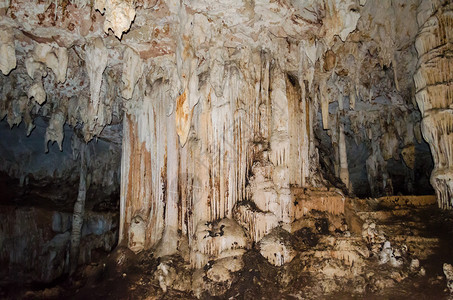 泰国梅洪松省ThamLod公园洞穴中的斯塔勒石和stal图片