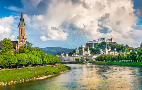 萨尔茨堡天际线的美丽景色与FestungHohensalzburg和Salzach河在夏天图片