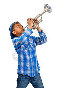 年轻漂亮的小号手演奏爵士乐图片