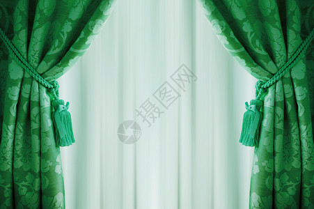 美丽的绿色窗帘带有流苏和薄纱图片
