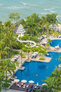 豪华度假村酒店游泳池的顶视图图片