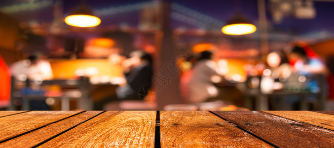 空棕色木桌和咖啡店用bokeh背景图片