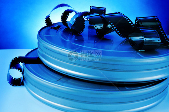 一些电影条和金属电影电影胶片Reel罐头在一张有图片