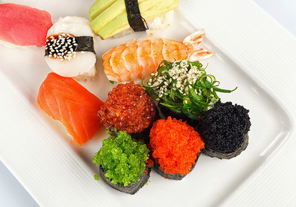 寿司卷配红鲑鱼虾和鱼子背景