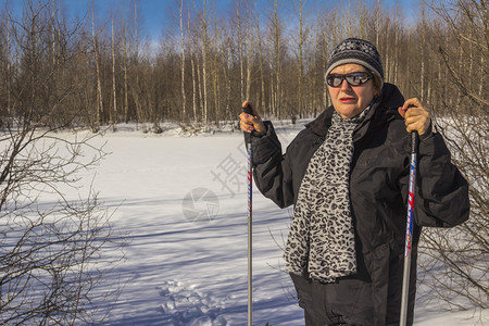 秋冬季森林滑雪日的女人背景图片