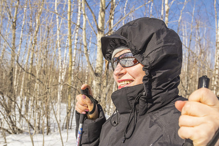 秋冬季森林滑雪日的女人背景图片