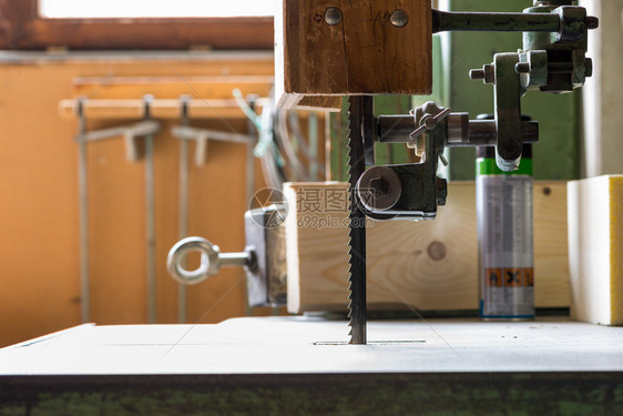 木工大型工业带锯有桌和卷的图片