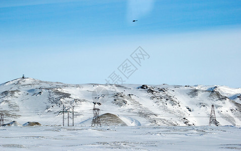 冬季积雪覆盖土地和山地的雪上有电图片