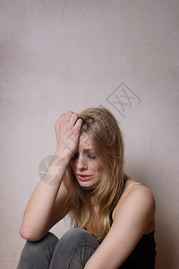 悲伤的年轻女人脸上有泪水图片