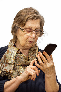 带着两副眼镜处理白色背景上的手机的养老金领取者妇女退休和打电话给图片