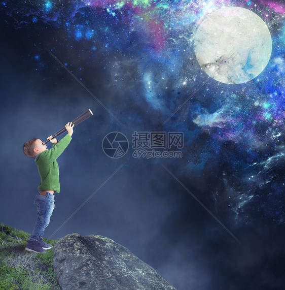 孩子用双筒望远镜看月亮很着迷图片