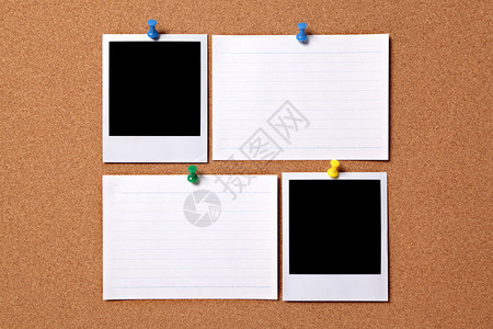 空白的照片印本和办公室索引卡被钉在软木通知板上图片