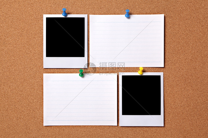空白的照片印本和办公室索引卡被钉在软木通知板上图片