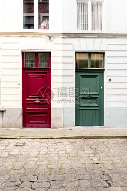 两种不同颜色的格鲁吉亚建筑前门色Ge图片