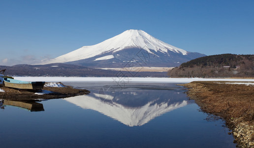 日本伊豆市静冈县的富士山和海图片