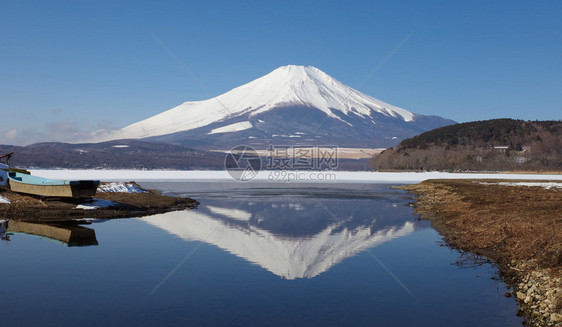 日本伊豆市静冈县的富士山和海图片