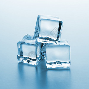 三块清晰的冰块放在蓝色梯度背景上以5D马克3图片