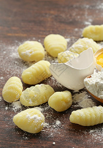 用土豆和鸡蛋制作的意大利传统图片
