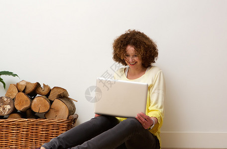 一位使用笔记本电脑燕麦之家的快乐老图片