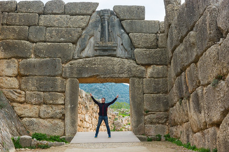在著名的狮子门入口下出现在希腊古代弥赛图片