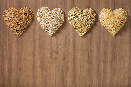 小麦大麦小麦和棕米其形状像木本底的图片