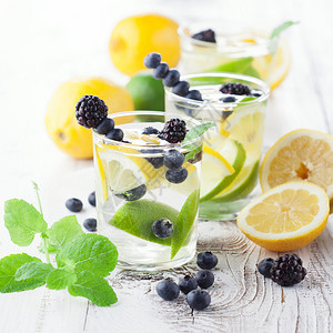 带薄荷和浆果的新鲜夏季柠檬水图片