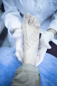 足病学足病学家在医院理疗诊所体检中查用于治疗足部疼痛肌肉损伤拉伤和紧张的手图片
