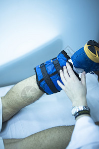 电刺激用于治疗物理治疗师患者在医院物理治疗医学康复诊所的疼痛肌肉损伤图片