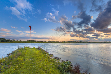 在莱茵河中防止水分侵蚀的码头图片