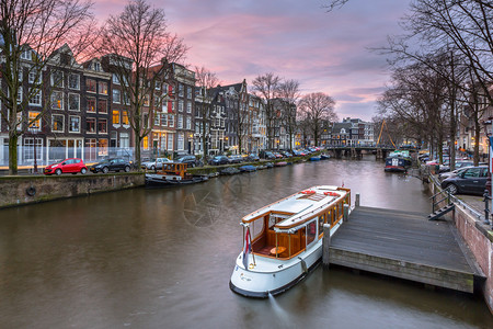教科文组织阿姆斯特丹世界遗产地Brouwersgracht的市政游艇和多彩图片