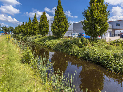 荷兰索埃斯特一个杜赫工业区过度的雨水排放水渠道图片
