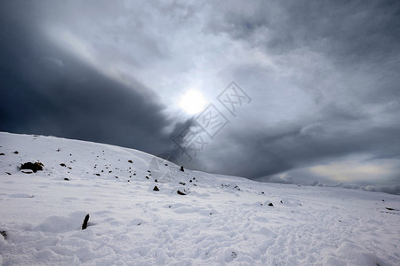 冰岛南部冬季的山脉雪覆盖平原和河流高清图片