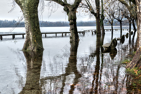 气候变化秋季瓦雷泽湖泛滥图片