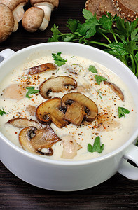 奶油汤蘑菇泥和鸡肉片图片