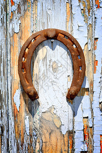 旧木墙上的旧马蹄铁图片