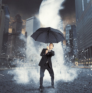 商人在雨伞保护下图片