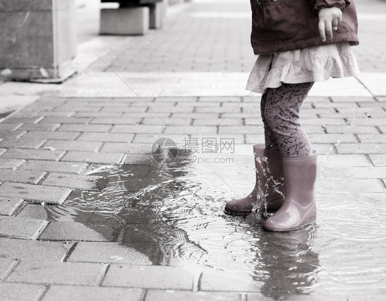 下雨日踏着雨图片