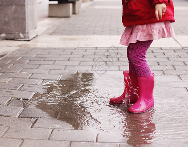 雨天穿红色雨靴的小女孩腿图片