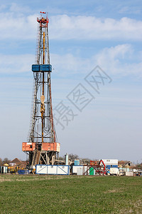在油田的石油钻机图片