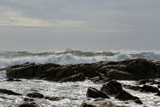 海浪从葡萄牙海滩冲图片