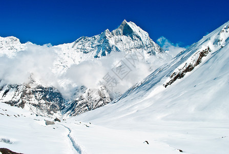 云中喜马拉雅山的雪峰之一图片