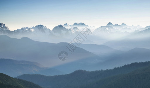 日出时山丘在山峰谷波提图片