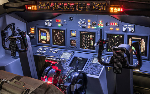 自制飞行模拟器驾驶舱侧视图航空天工业发展概念航空学习飞行员飞行模拟学校所有灯都准背景图片