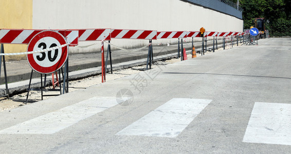 铺设光纤道路挖掘中限制速度的标志和障碍物图片素材