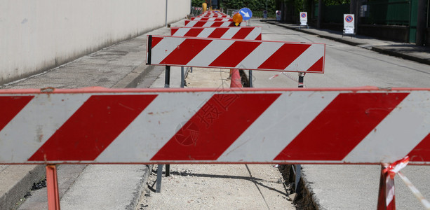 铺设光纤道路工程期间建筑工地的障碍物背景图片