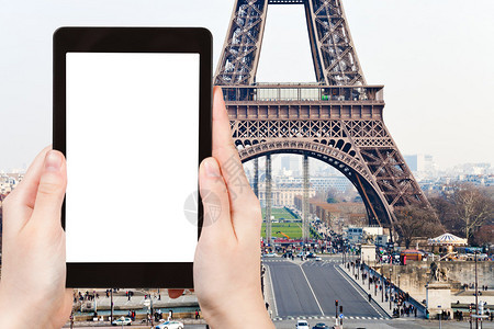 旅游概念在平板电脑上拍摄法国巴黎的战神广场伊纳桥和埃菲尔铁塔的旅游照片图片