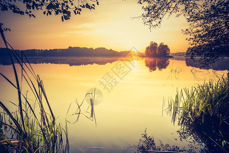 日落在平静的湖面上平静的风景与古图片