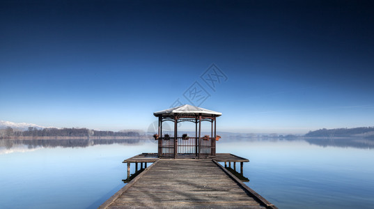 海矢量有凉亭和码头的坎迪亚湖在安静的时刻背景