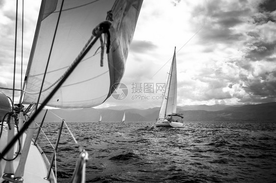 在暴风雨中在海上游艇上航图片